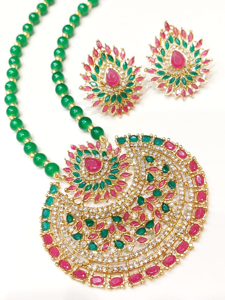 BMJ-001 Elegant White Bead & Gold-Plated Floral Pendant Jewelry Set